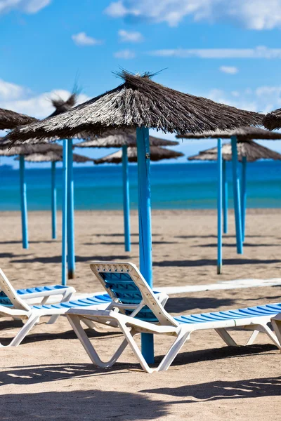 在西班牙的沙滩阳伞的行 — 图库照片
