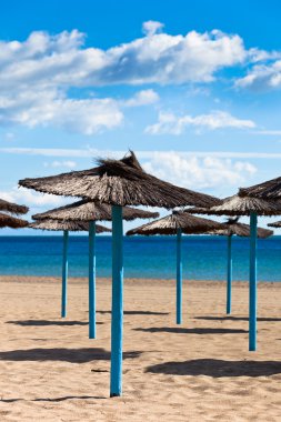 İspanyol kum plaj şemsiye hattı