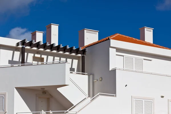 White Resort Apartmenthaus in Portugal — Stockfoto