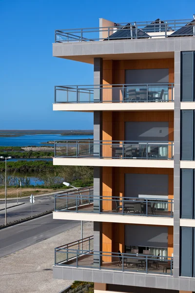 Nya resort lägenhetshus mot ljusa blå himmel — Stockfoto