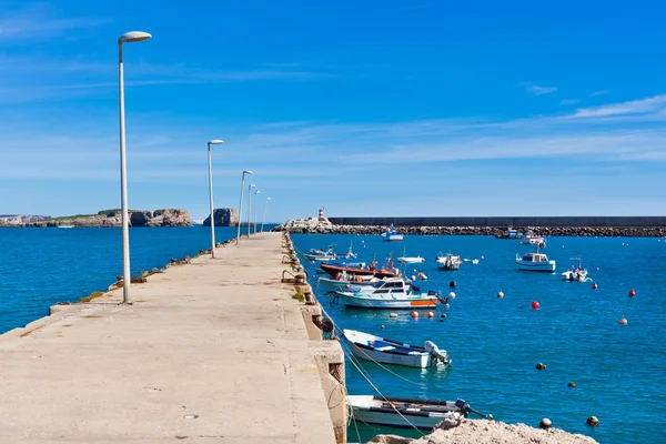 Oude pier met boten in sagres, portugal — Stockfoto