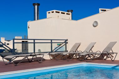 Evin çatısında açık yüzme havuzu.