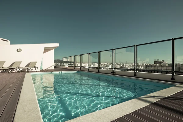 Evin çatısında açık yüzme havuzu. — Stok fotoğraf
