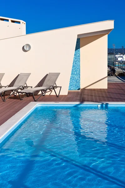 Piscina al aire libre en la azotea de la casa — Foto de Stock