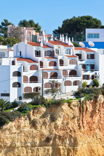 Village balnéaire sur une falaise au Portugal — Photo