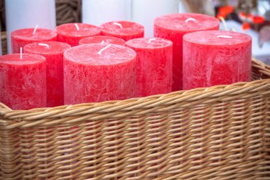 kırmızı yuvarlak mumlar ile hasır sepet