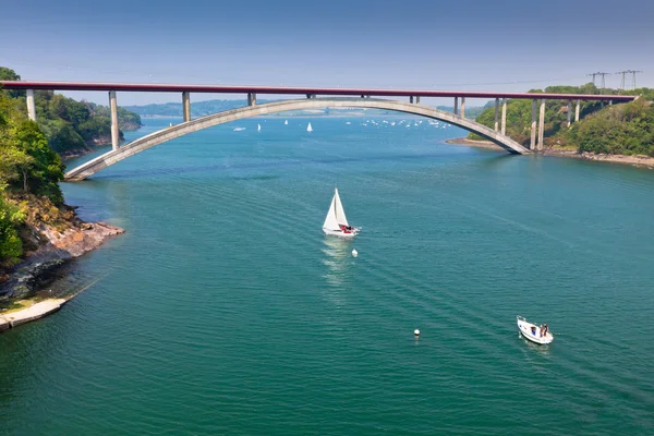 Betonnen brug over zee baai in Frankrijk — Stockfoto