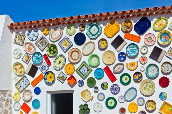 Traditional portuguese pottery plates on a wall — Stock Photo, Image