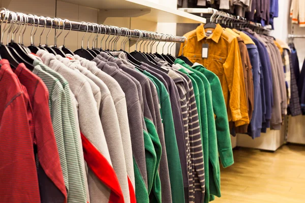 Ropa de hombre en tienda de moda —  Fotos de Stock