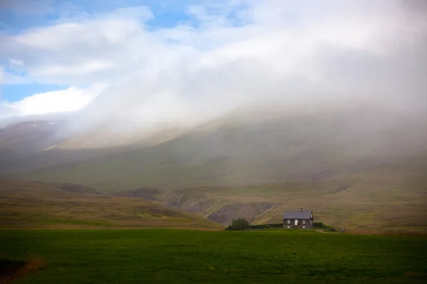 Ισλανδικά τοπίο: μοναχικό σπίτι στα ομιχλώδη βουνά — Φωτογραφία Αρχείου