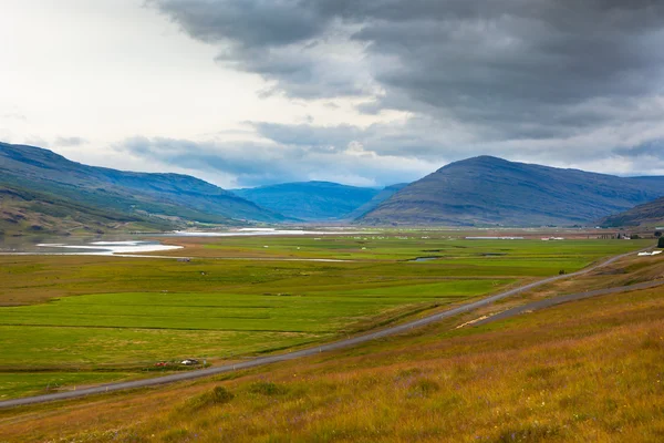 Kuzey İzlanda deniz göl manzara — Stok fotoğraf