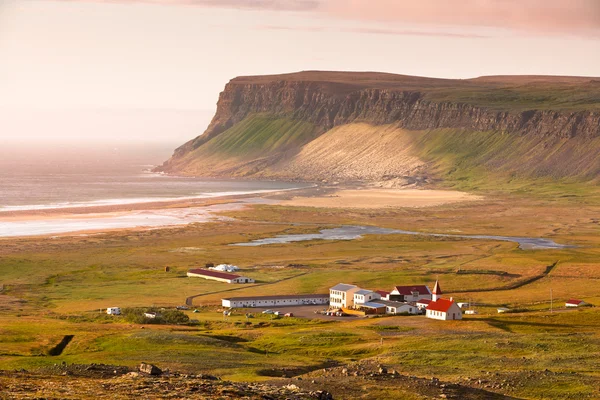 IJslandse landschap met kleine locatie aan de Oceaan kust — Stockfoto