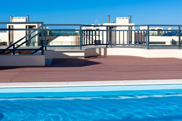 Piscina al aire libre en la azotea de la casa — Foto de Stock