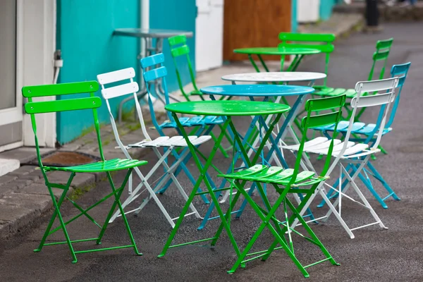 Ljusa multicolor café bord och stolar — Stockfoto