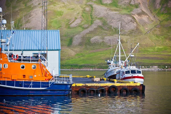 Typiska Island hamnen med fiskebåtar — Stockfoto