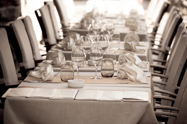 Acogedoras mesas de restaurante listas para el servicio — Foto de Stock