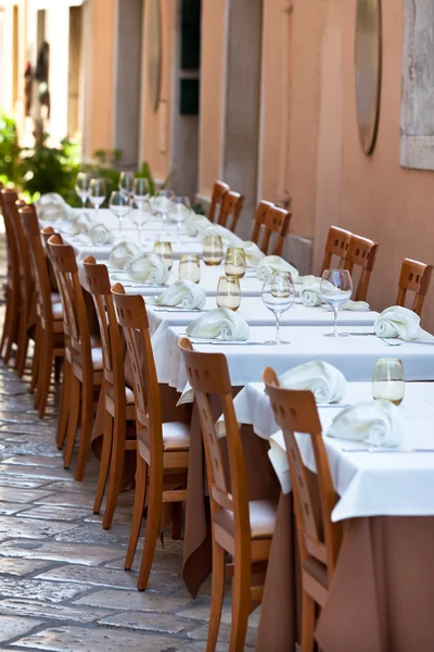 Gemütliche Restauranttische bereit für den Service — Stockfoto