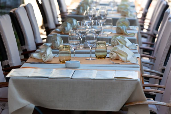 Przytulna restauracja tabele gotowy do służby — Zdjęcie stockowe
