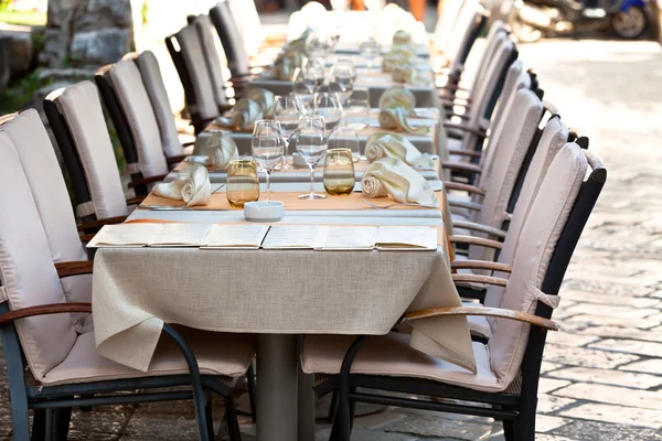 Gemütliche Restauranttische bereit für den Service — Stockfoto