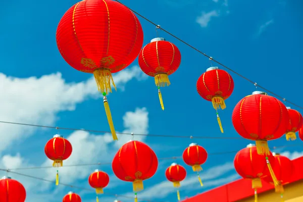 Linternas de papel rojo chino contra un cielo azul — Foto de Stock