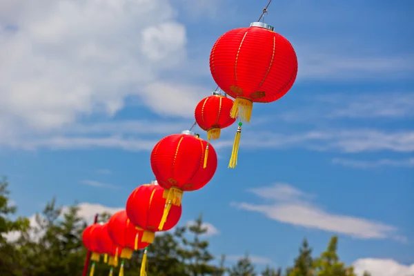 Linternas de papel rojo chino contra un cielo azul — Foto de Stock