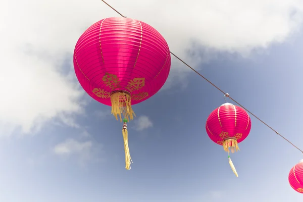 Roze chinese papieren lantaarns tegen een blauwe hemel — Stockfoto