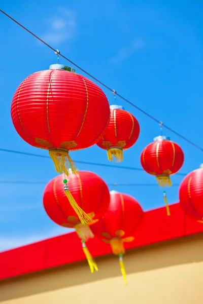 Linternas de papel rojo chino contra un cielo azul — Foto de Stock