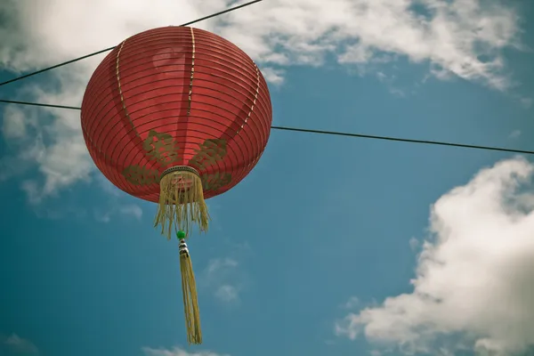 Linterna de papel rojo chino contra un cielo azul — Foto de Stock