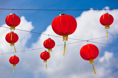 Mavi gökyüzü karşı kırmızı Çin kağıt fenerler