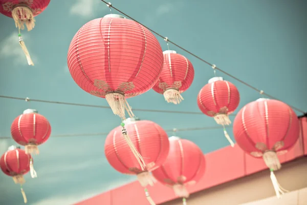 Rode chinese papieren lantaarns tegen een blauwe hemel — Stockfoto