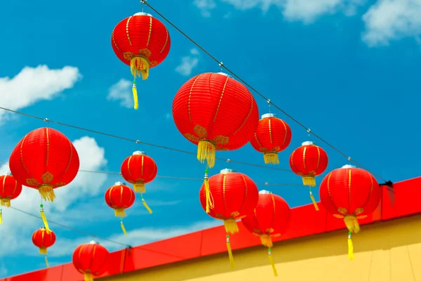 Linternas de papel rojo chino contra un cielo azul — Foto de Stock
