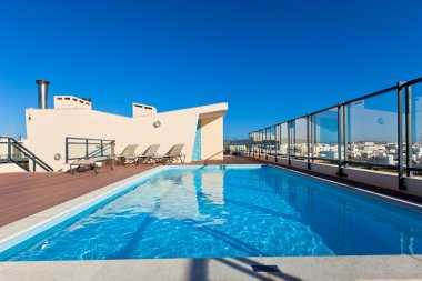 Evin çatısında açık yüzme havuzu.