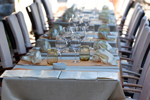 Przytulna restauracja tabele gotowy do służby — Zdjęcie stockowe