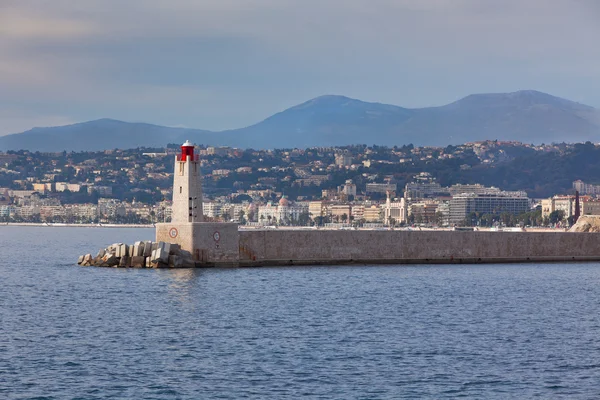 Pohled na majáku a quay, Nice, Francie — Stock fotografie