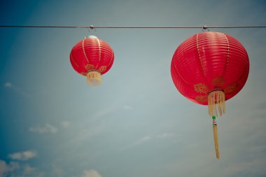Mavi gökyüzü karşı kırmızı Çin kağıt fenerler