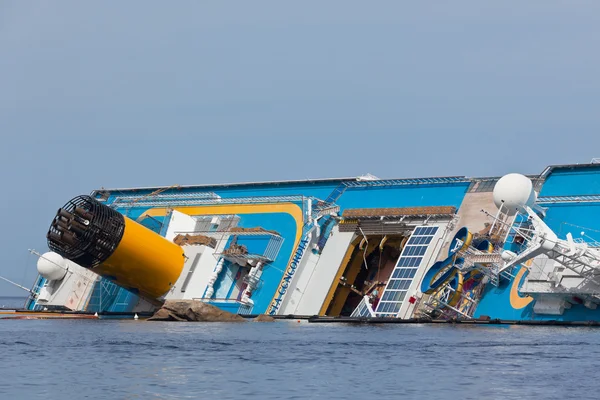 Джиглио, Италия - 28 апреля 2012 года: Коста Конкордия круизный корабль на I — стоковое фото