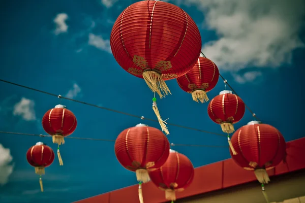 Rode chinese papieren lantaarns tegen een blauwe hemel — Stockfoto