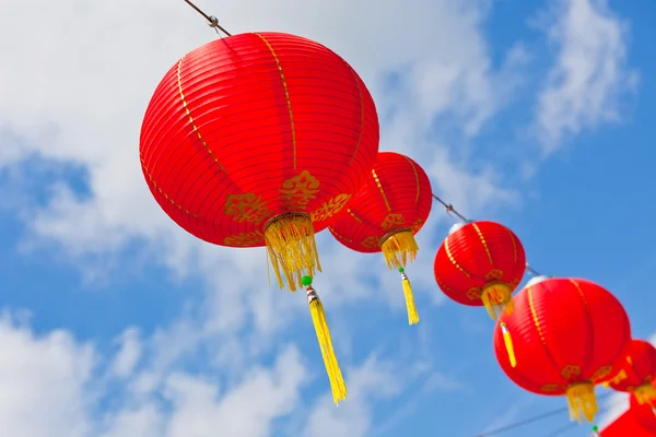 Červené čínské Lampiony proti modré obloze — Stock fotografie