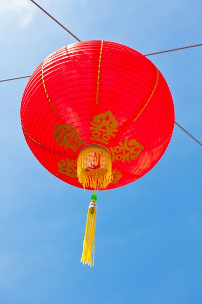 Rode chinese papieren lantaarns tegen een blauwe hemel — Stockfoto