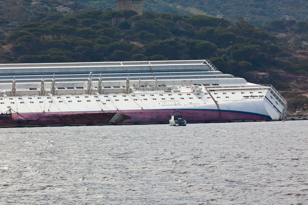 GIGLIO, ITALIA - 28 DE ABRIL DE 2012: Crucero Costa Concordia en I —  Fotos de Stock