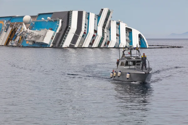 GIGLIO, ITALIA - 28 DE ABRIL DE 2012: Crucero Costa Concordia en I — Foto de Stock