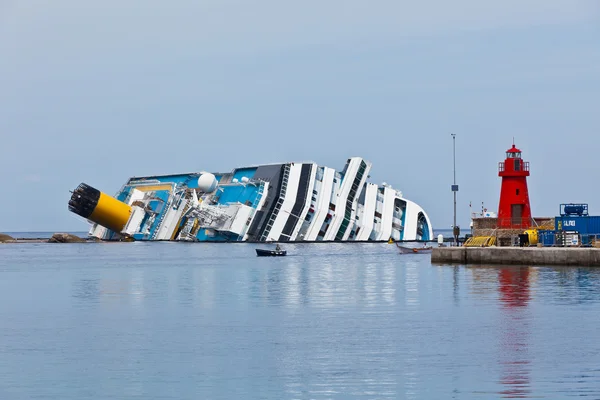 Giglio, Włochy - 28 kwietnia 2012: costa concordia i statku wycieczkowym — Zdjęcie stockowe