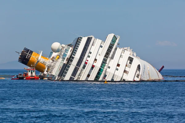 Giglio, Italië - 28 april 2012: costa concordia cruiseschip in i — Stockfoto