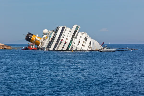GIGLIO, ITALIA - 28 DE ABRIL DE 2012: Crucero Costa Concordia en I — Foto de Stock