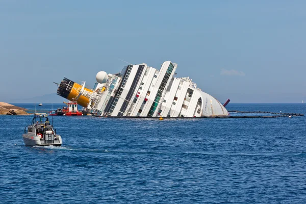 Джиглио, Италия - 28 апреля 2012 года: Коста Конкордия круизный корабль на I — стоковое фото