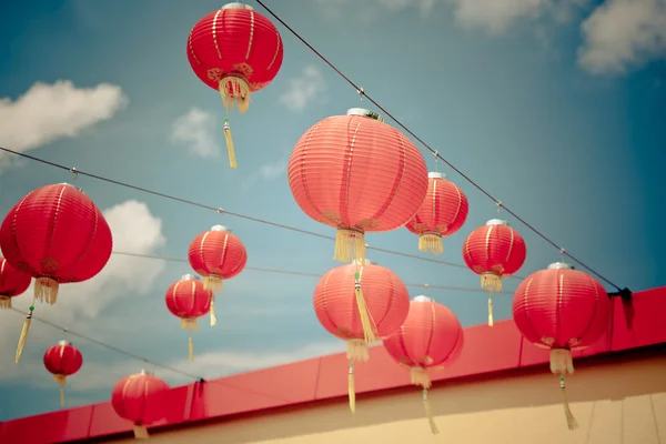 Lanternes en papier rouge chinois contre un ciel bleu — Photo