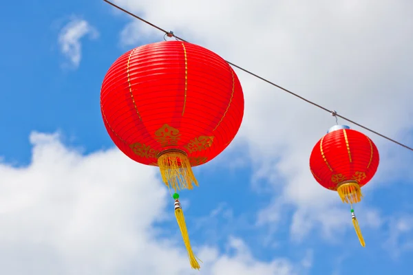 Lanternes en papier rouge chinois contre un ciel bleu — Photo