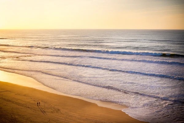 Beau coucher de soleil orange sur le rivage de l'océan — Photo