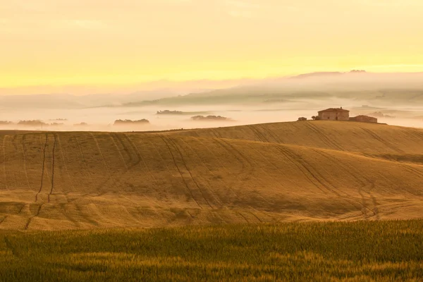 Ομίχλη το πρωί Δες στο αγροικία στην Τοσκάνη της Ιταλίας — Φωτογραφία Αρχείου