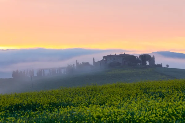 Pemandangan kabut pagi di rumah pertanian di Tuscany, Italia — Stok Foto